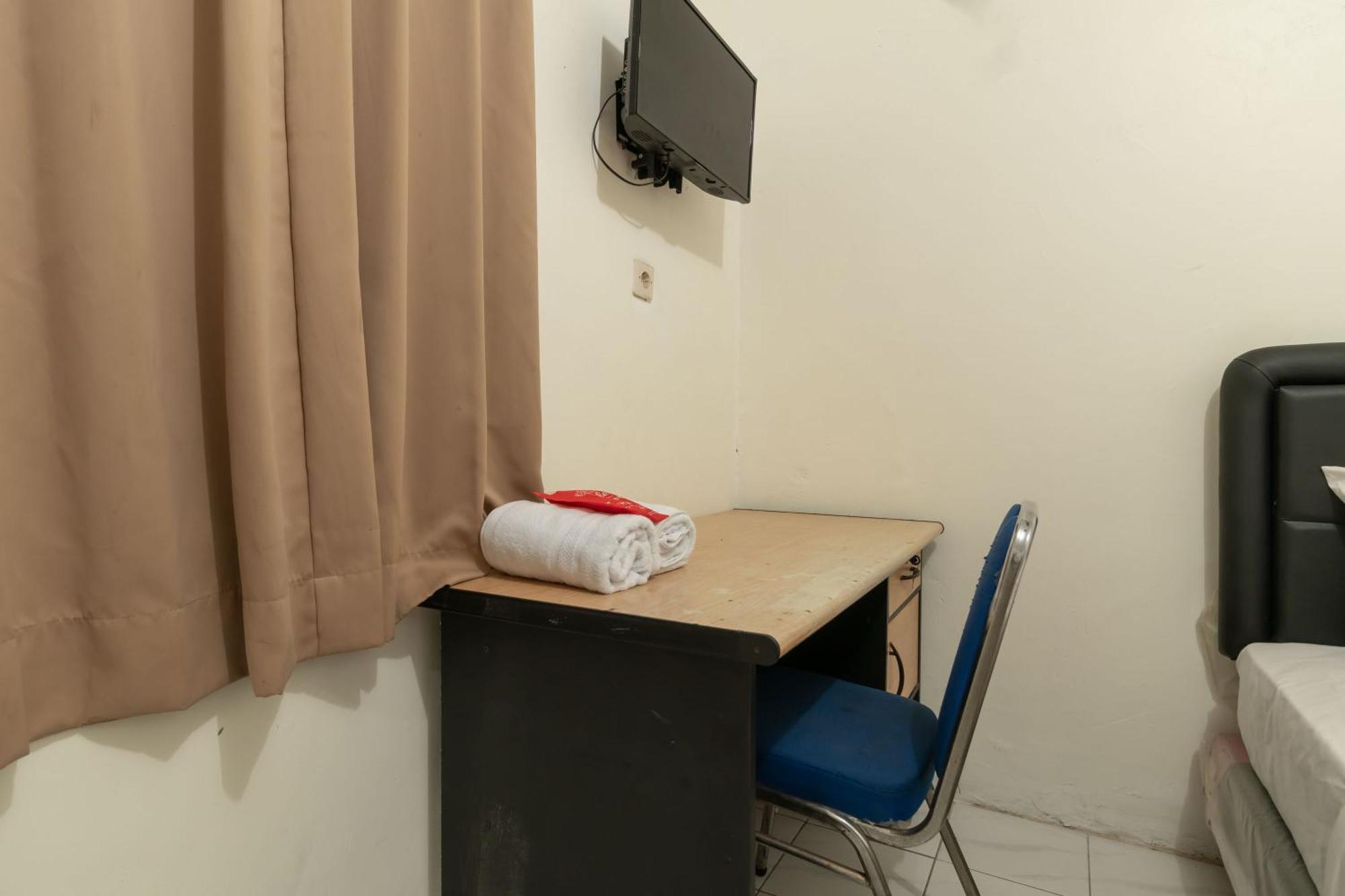 Reddoorz Near Pondok Indah Water Park Джакарта Экстерьер фото