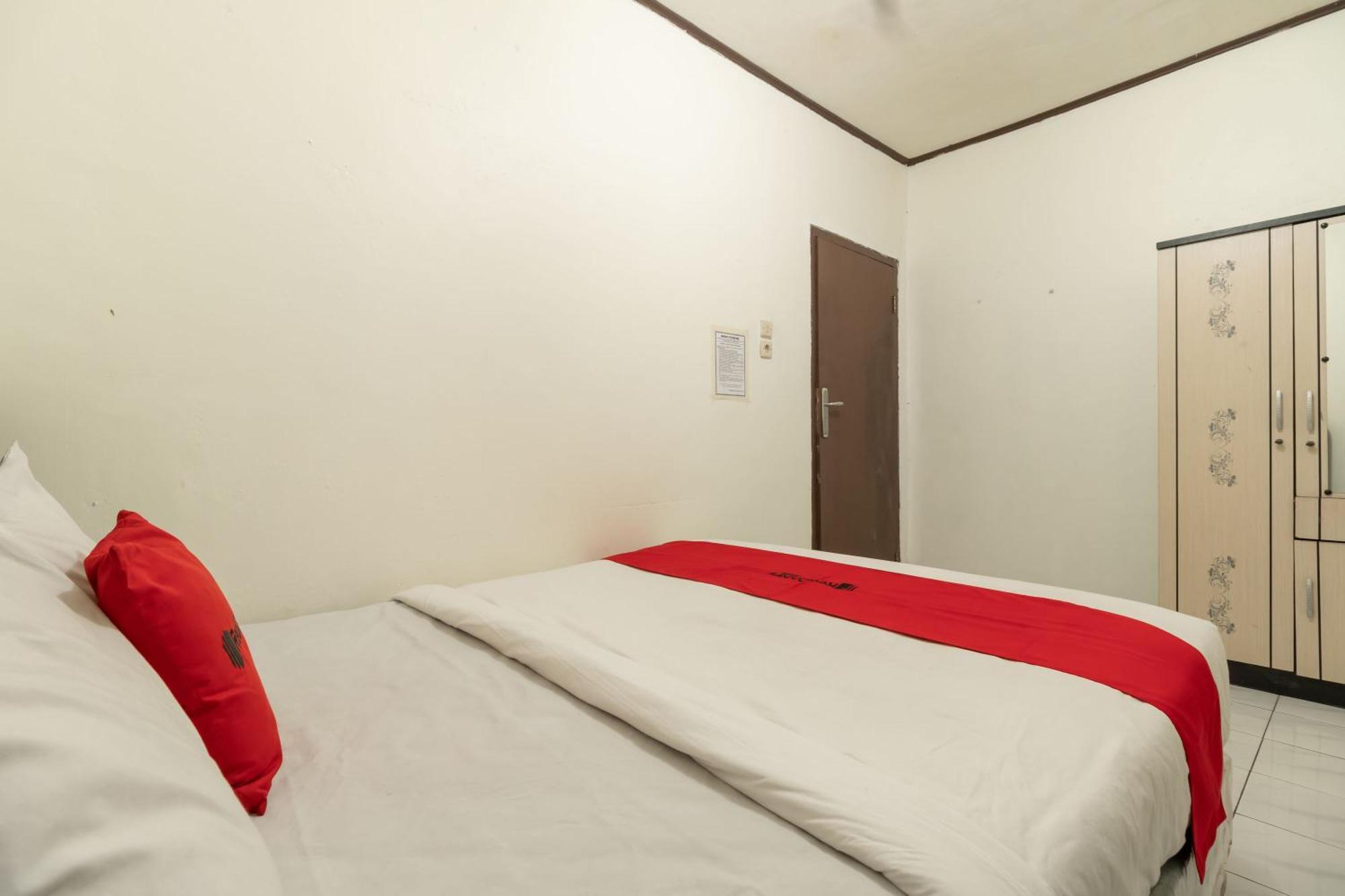Reddoorz Near Pondok Indah Water Park Джакарта Экстерьер фото
