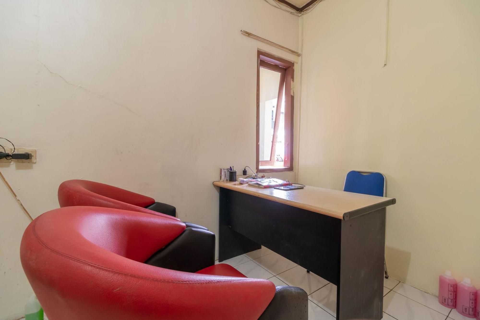 Reddoorz Near Pondok Indah Water Park Джакарта Экстерьер фото