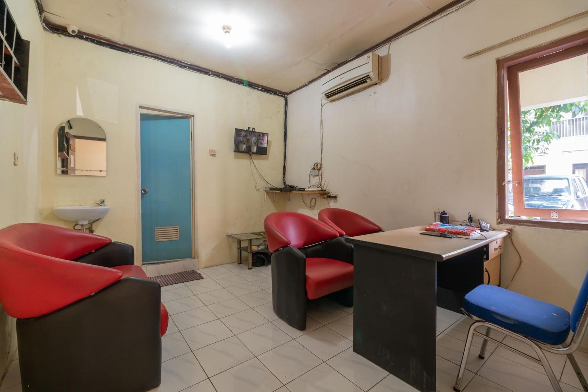 Reddoorz Near Pondok Indah Water Park Джакарта Экстерьер фото