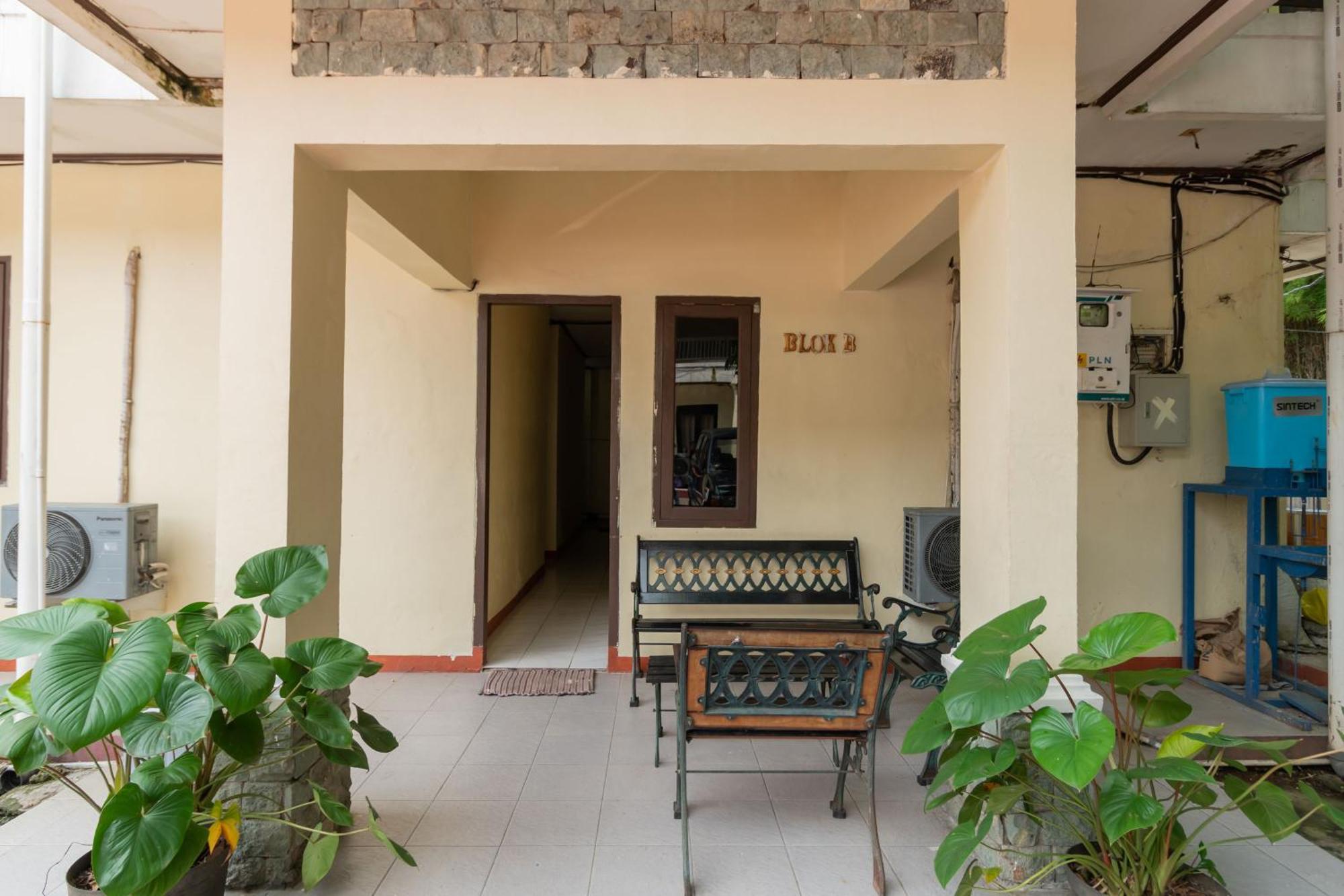 Reddoorz Near Pondok Indah Water Park Джакарта Экстерьер фото