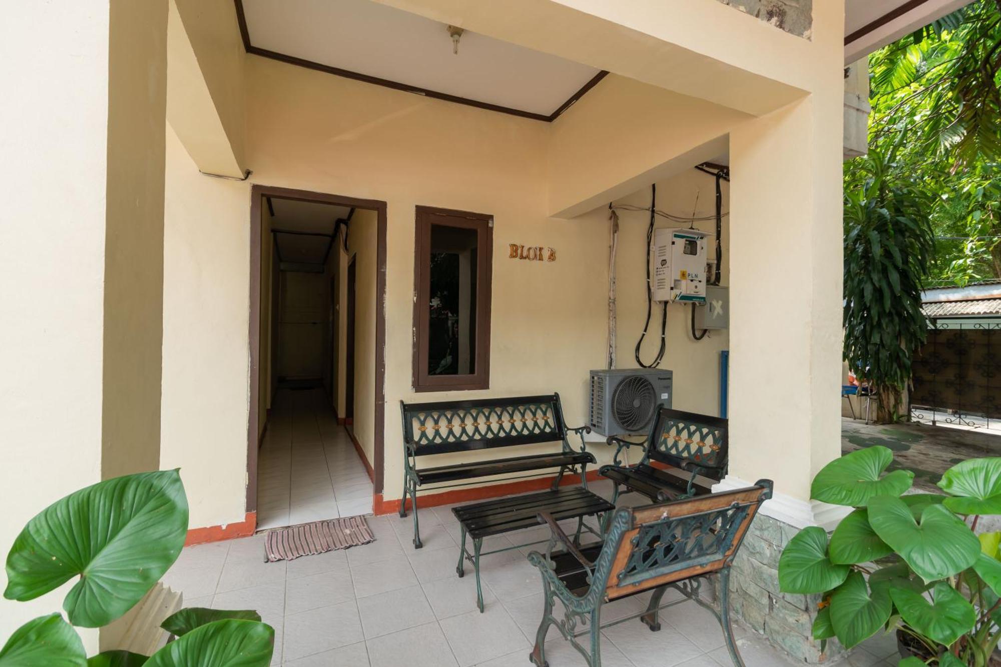 Reddoorz Near Pondok Indah Water Park Джакарта Экстерьер фото