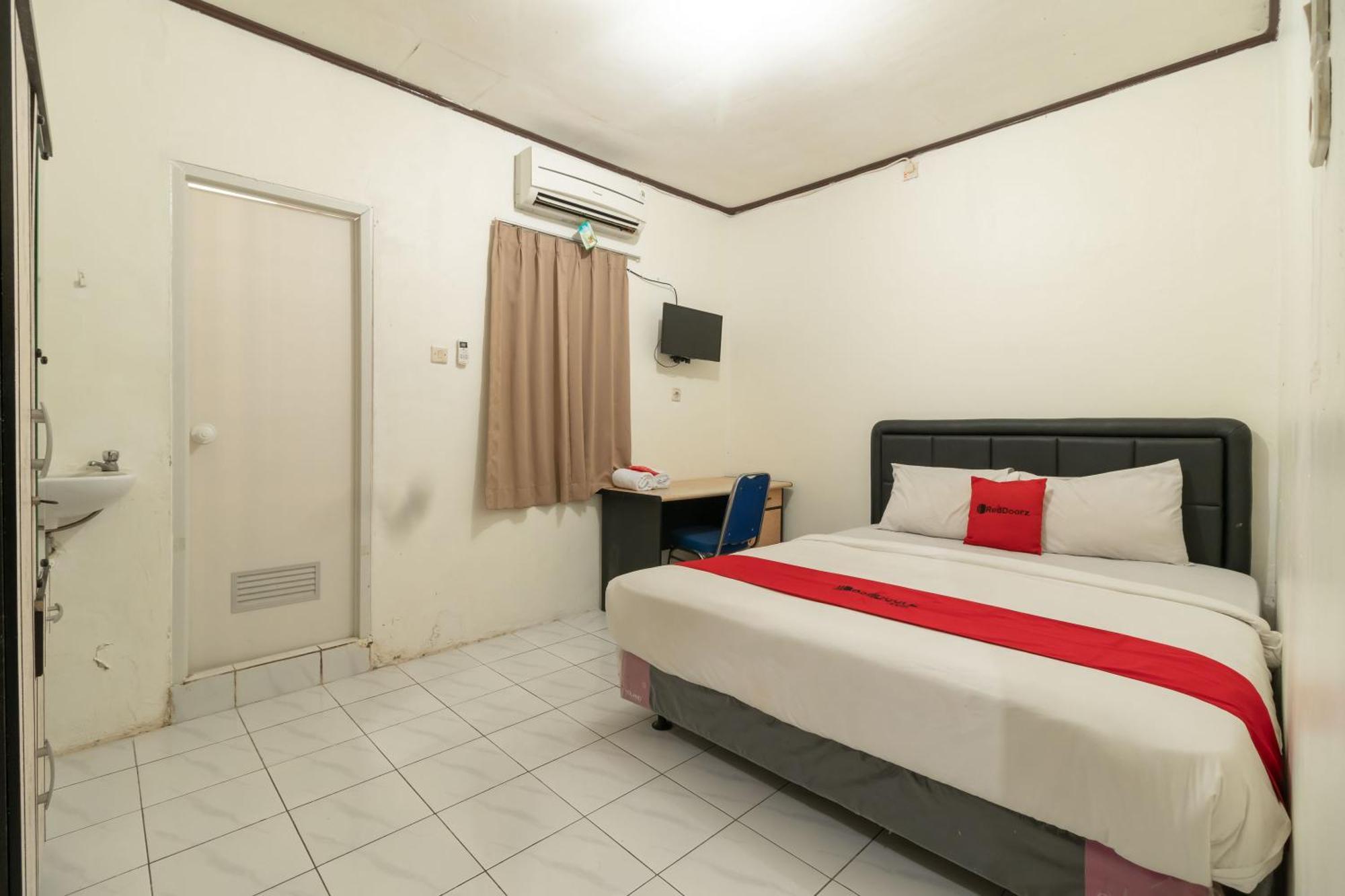 Reddoorz Near Pondok Indah Water Park Джакарта Экстерьер фото