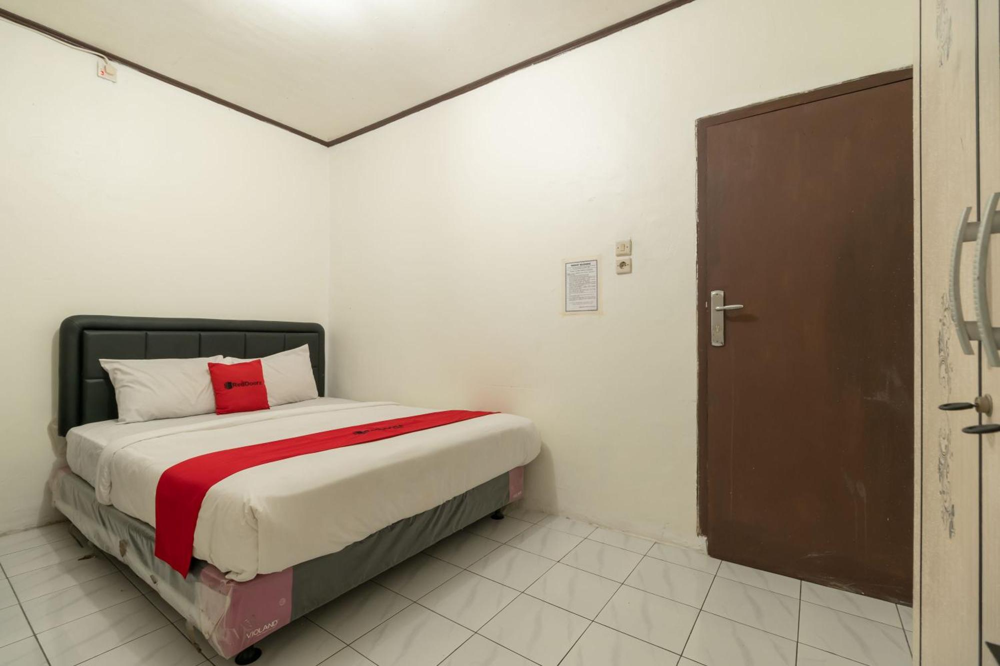 Reddoorz Near Pondok Indah Water Park Джакарта Экстерьер фото